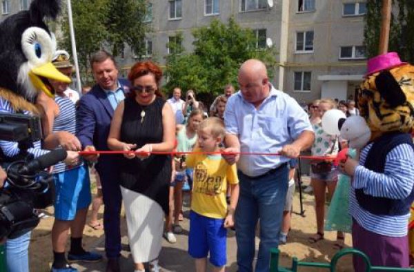 Татьяна Витушева открыла детскую площадку в Хорлово
